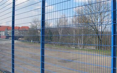 Den Artikel lesen: Ballfangzaun mit Statik