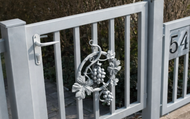 Den Artikel lesen: Schmiedezaun mal anders – schlicht, modern und mit Liebe zum Detail.